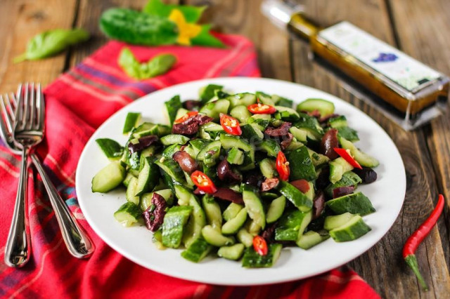 Broken cucumbers salad