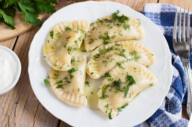 Dumplings with cottage cheese and herbs