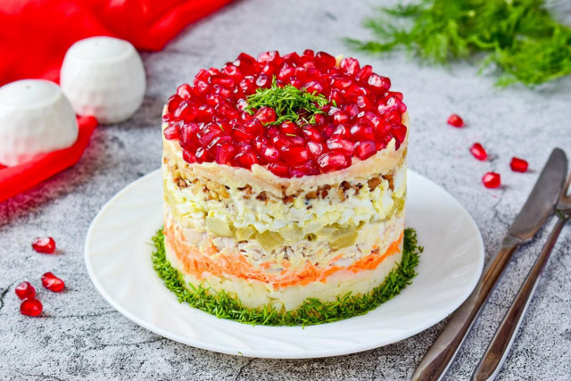 Salad with pomegranates, walnuts and chicken