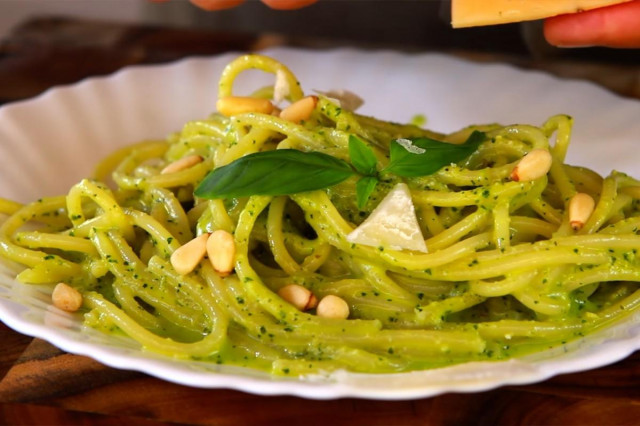 Spaghetti with pesto sauce