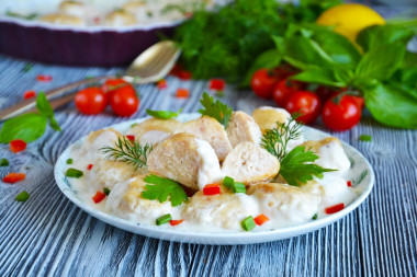 Meatballs in sour cream sauce in the oven