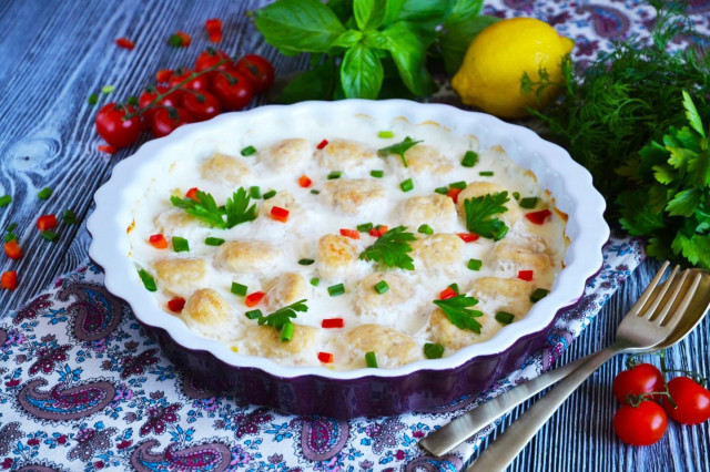 Meatballs in sour cream sauce in the oven