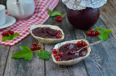 Red currant jam in a bread maker