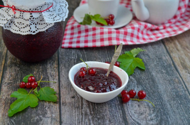 Red currant jam in a bread maker