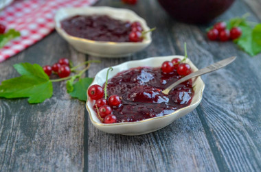 Red currant jam in a bread maker