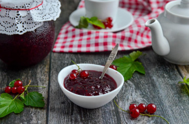 Red currant jam in a bread maker