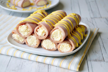 Ham rolls with cheese and garlic