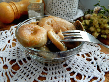 Pickled pears for winter in jars