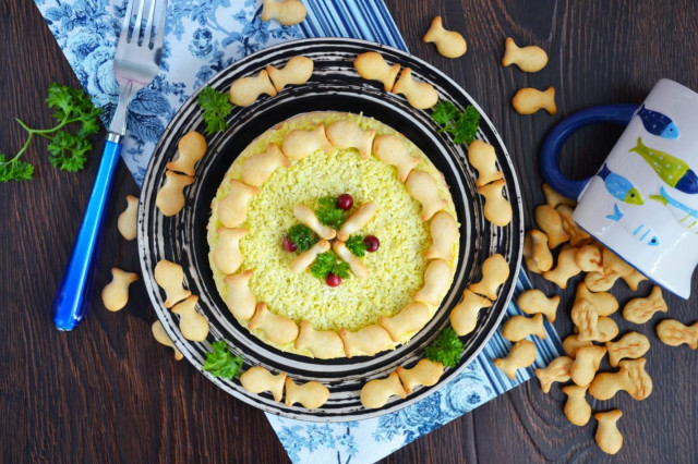 Salad with crackers and canned fish