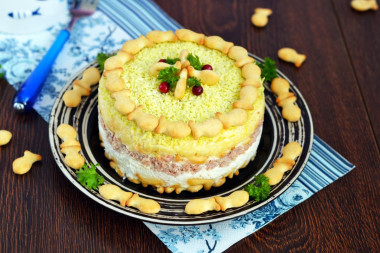 Salad with crackers and canned fish