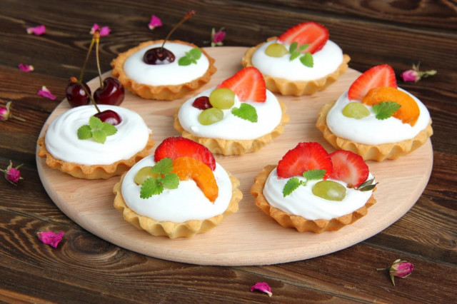 Shortbread baskets with filling