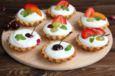 Shortbread baskets with filling