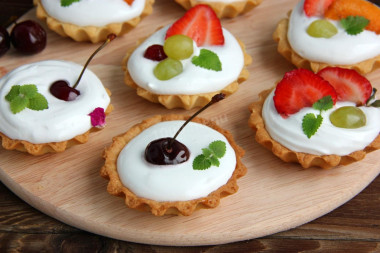 Shortbread baskets with filling