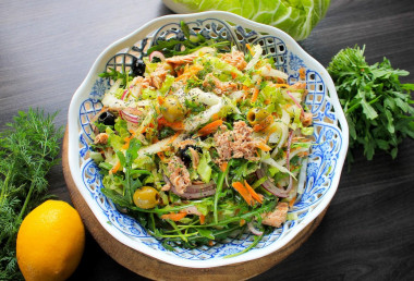 Salad with arugula and canned tuna