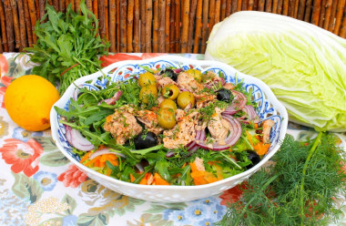 Salad with arugula and canned tuna