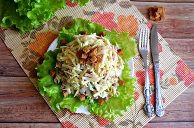 Salad with scallops and smoked sausage