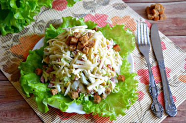 Salad with scallops and smoked sausage