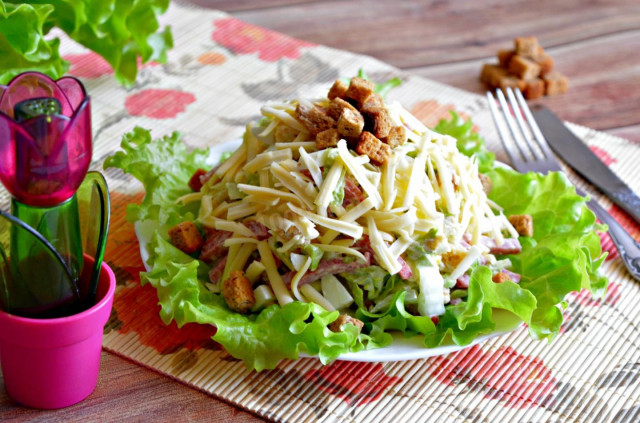 Salad with scallops and smoked sausage