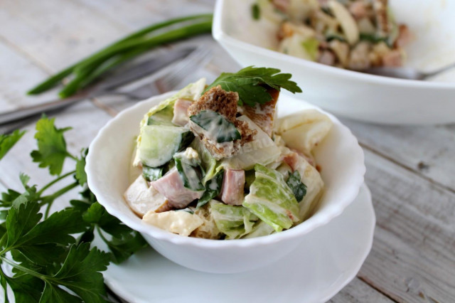 Salad with crackers and mushrooms