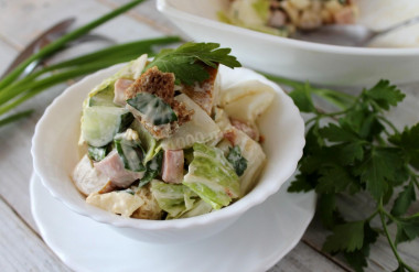 Salad with crackers and mushrooms