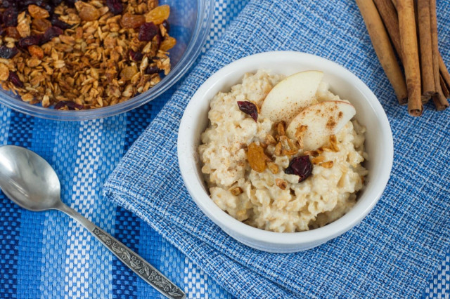 Oatmeal porridge with apple and cinnamon