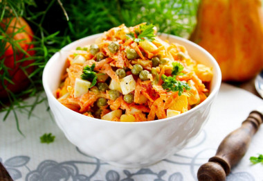 Salad with carrots, peas and egg