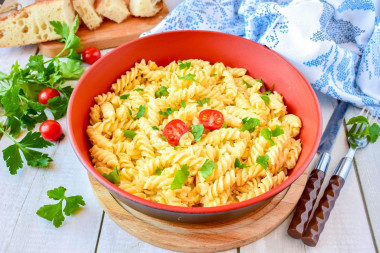 Macaroni with cheese and egg in a frying pan