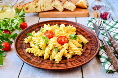 Macaroni with cheese and egg in a frying pan