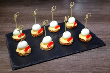 Canapé with quail egg on skewers