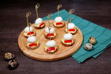 Canapé with quail egg on skewers