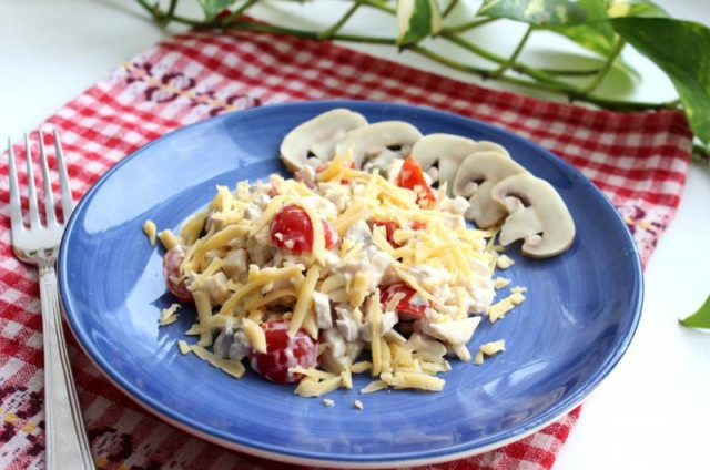 Tuscan salad with chicken fillet and mushrooms