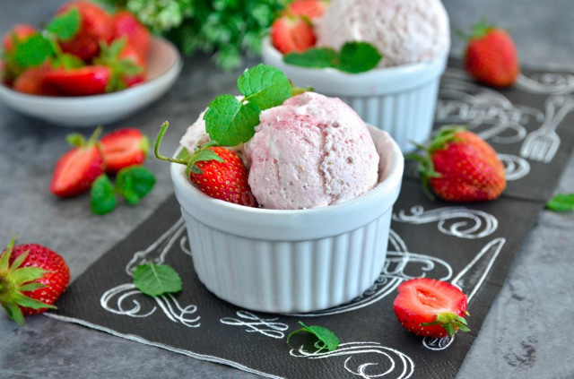 Homemade ice cream with strawberries