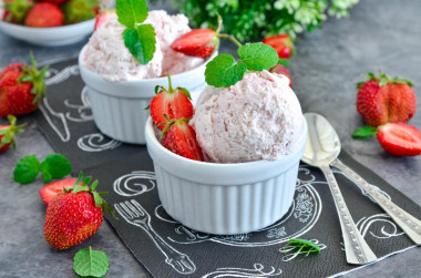 Homemade ice cream with strawberries