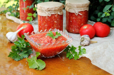 Tomato and garlic fire with horseradish for winter