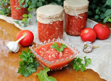 Tomato and garlic fire with horseradish for winter