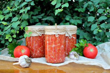 Tomato and garlic fire with horseradish for winter