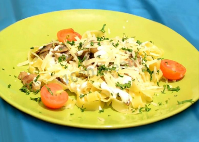 Tagliatelle with mushrooms in cream sauce