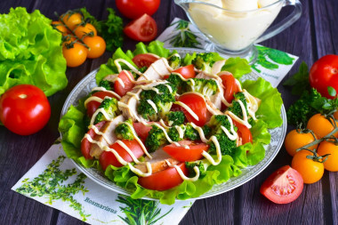 Salad with broccoli and chicken