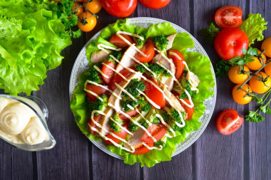 Salad with broccoli and chicken