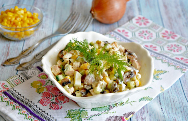 Zodiac salad with chicken and mushrooms