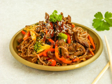 Buckwheat noodles with beef and vegetables