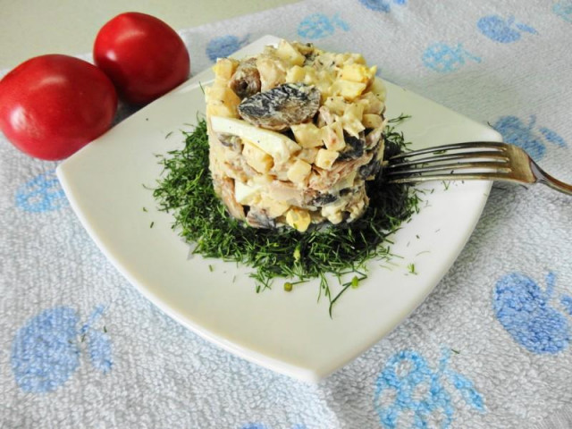 Oak salad with chicken and mushrooms