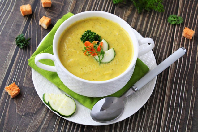 Zucchini soup with cream