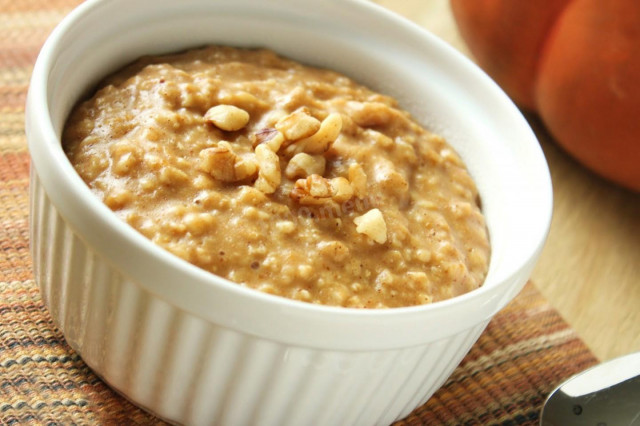 Oatmeal porridge with pumpkin