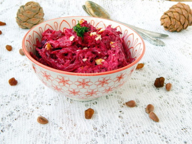 Beetroot salad with raisins