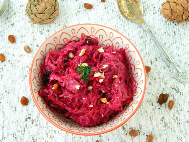 Beetroot salad with raisins