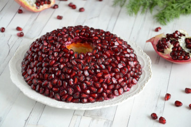 Pomegranate bracelet salad with beef