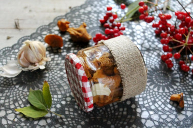 Chanterelles for winter in jars