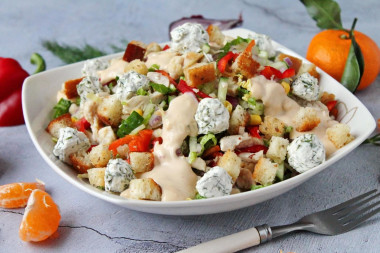 Jealous salad with chicken, corn, crackers