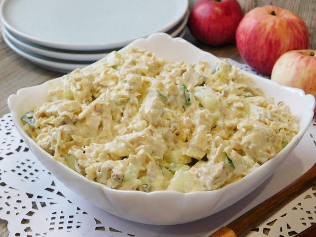 Walnut salad with smoked chicken